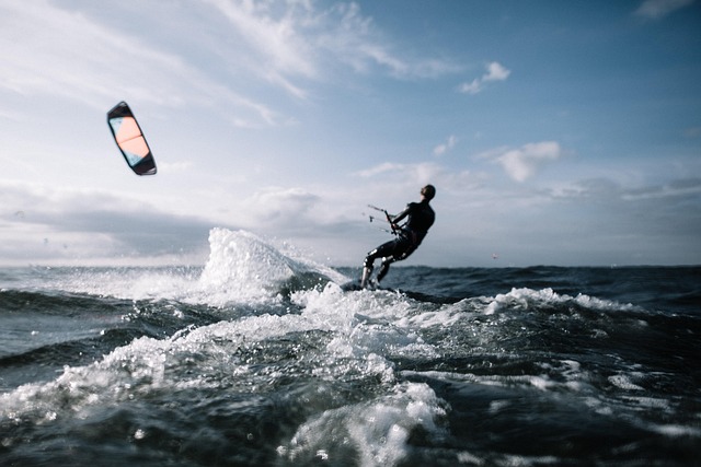 Fra niche til mainstream: Kitesurfing bølger frem i danmark